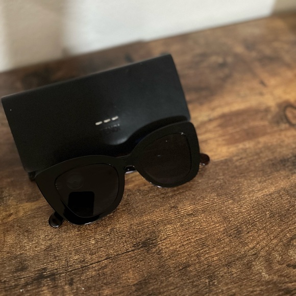 Womens Fendi sunglasses - Picture 4 of 4